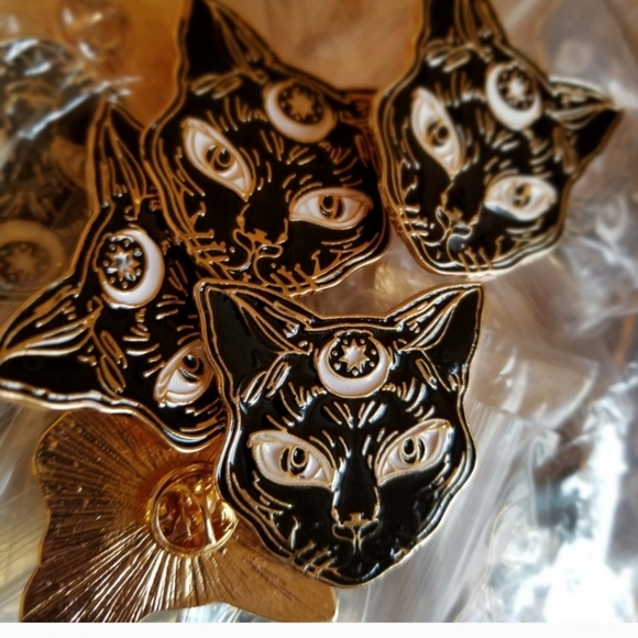 Mystical Cat Pins - Picture 1 of 2